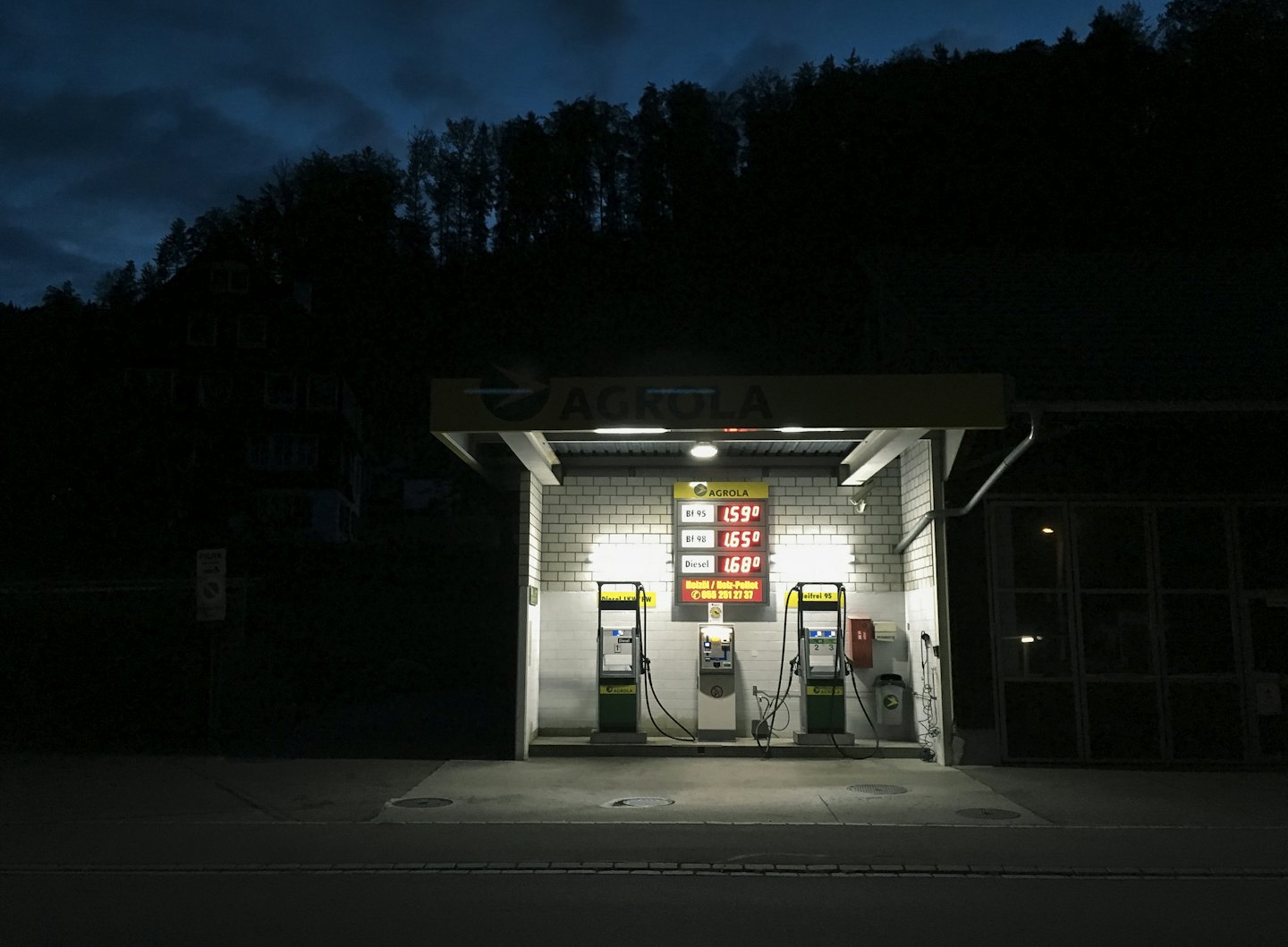 Estación de servicio de noche, tanques en mantenimiento